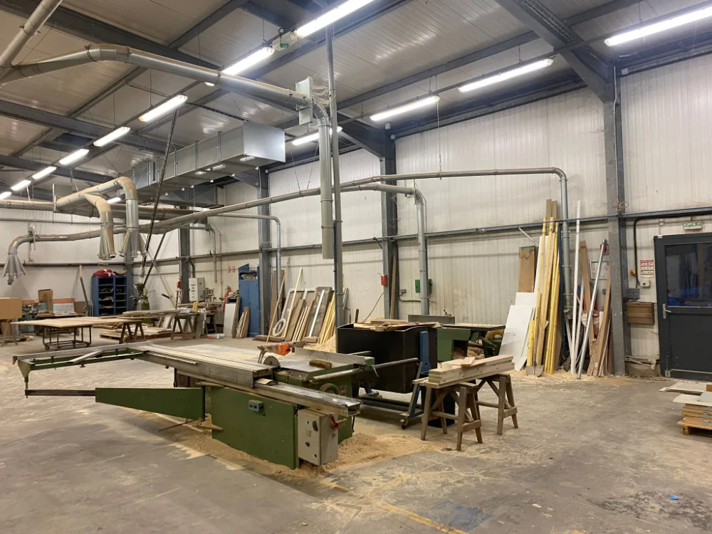 Atelier de menuiserie avec machines et outils