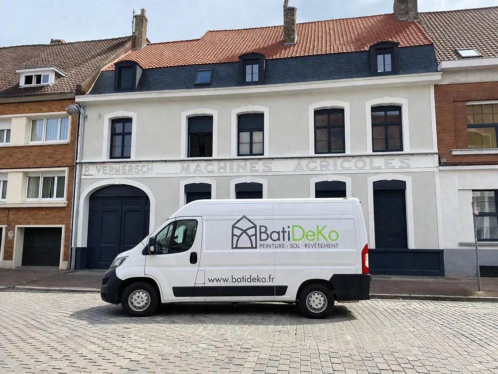 Camionnette BatiDeKo stationnée devant un bâtiment