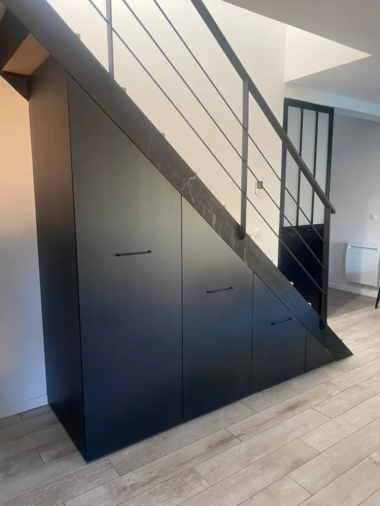 meuble sous escalier peint