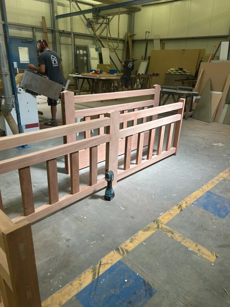 fabrication en atelier d'un portail en bois